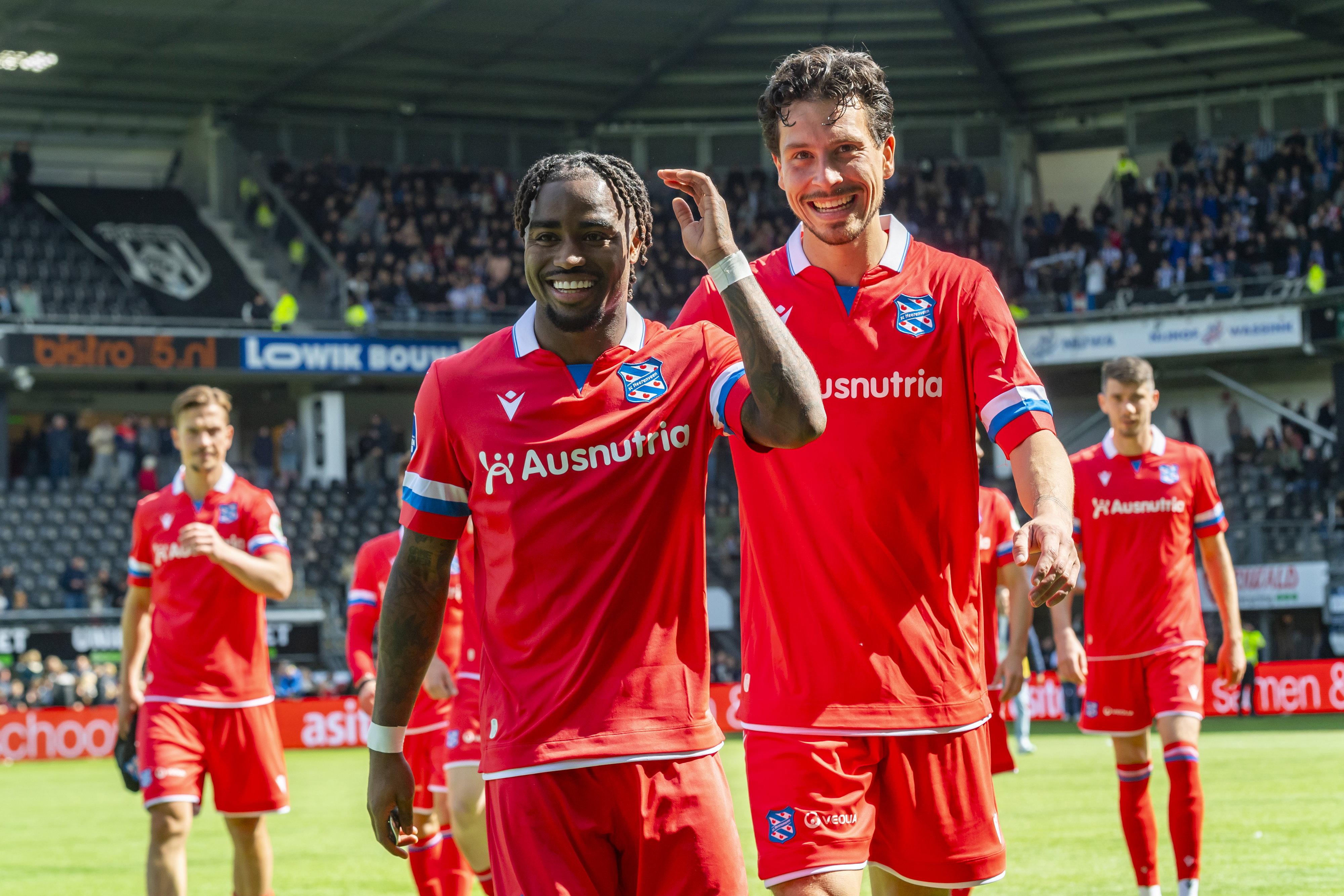 Che Nunnely viert zijn goal tegen Heracles Almelo