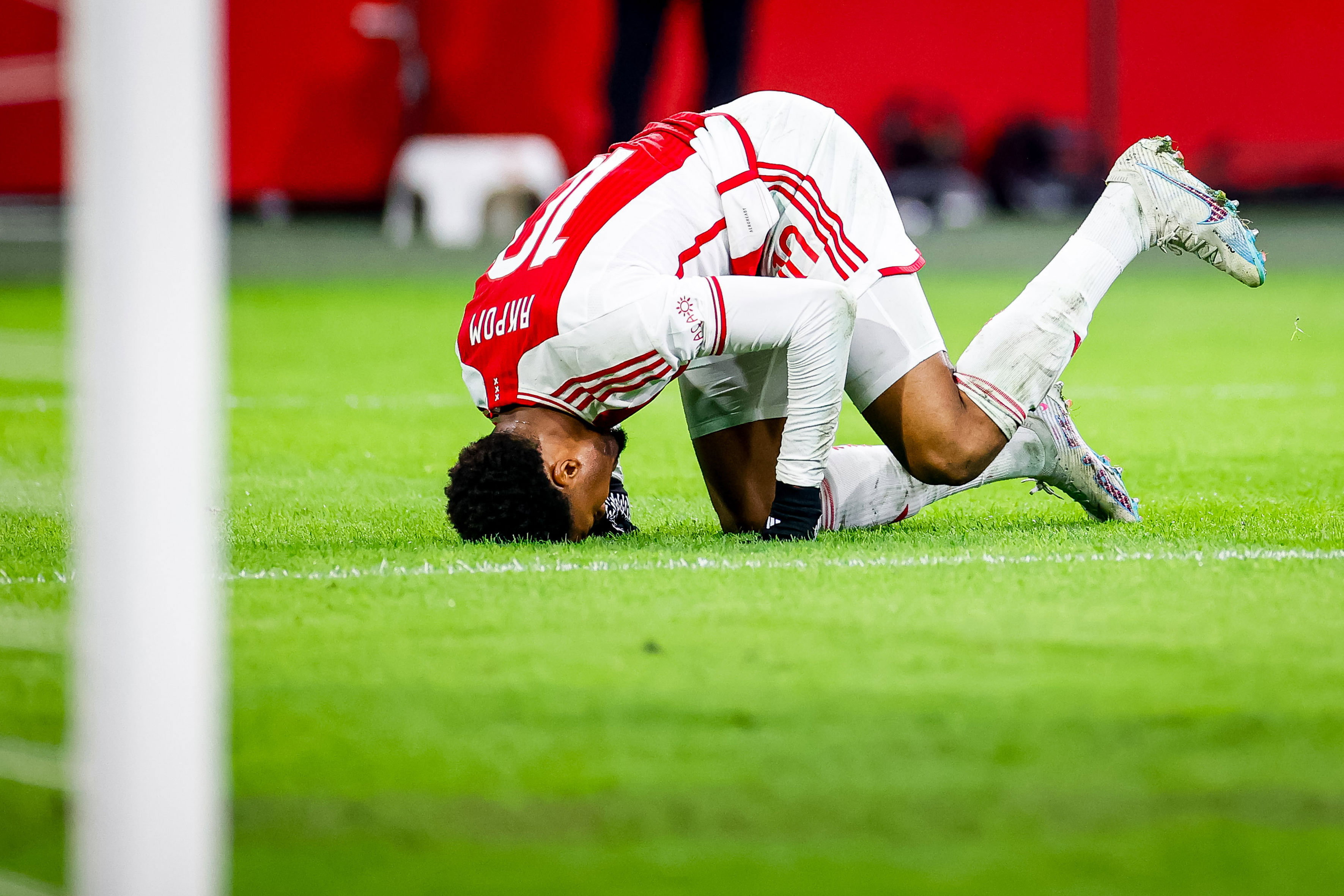 Chuba Akpom baalt na een misser