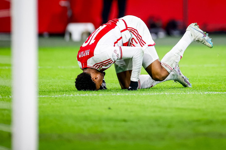Chuba Akpom baalt na een misser