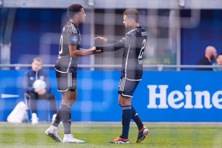Chuba Akpom neemt de felicitaties in ontvangst