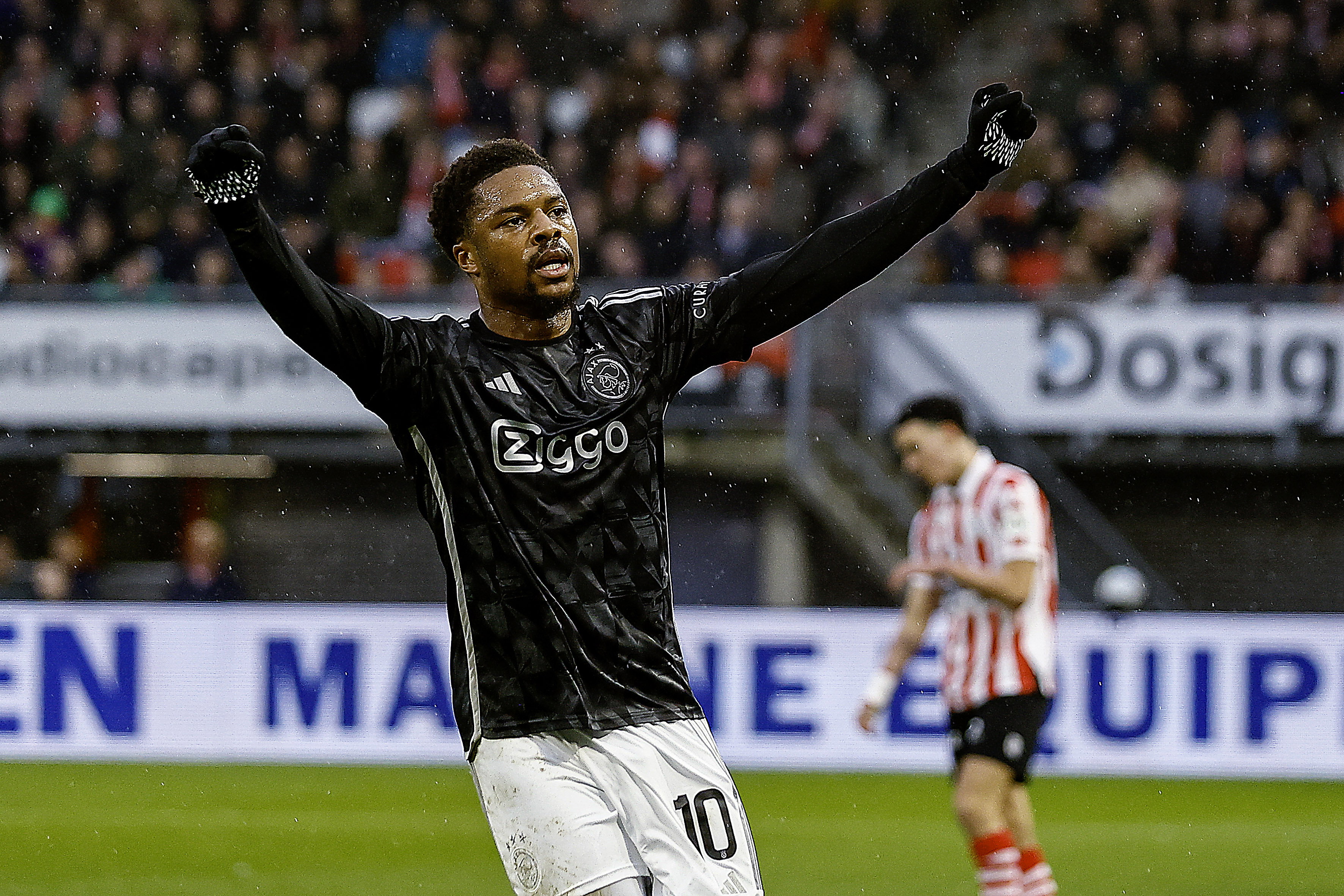 Chuba Akpom scoort