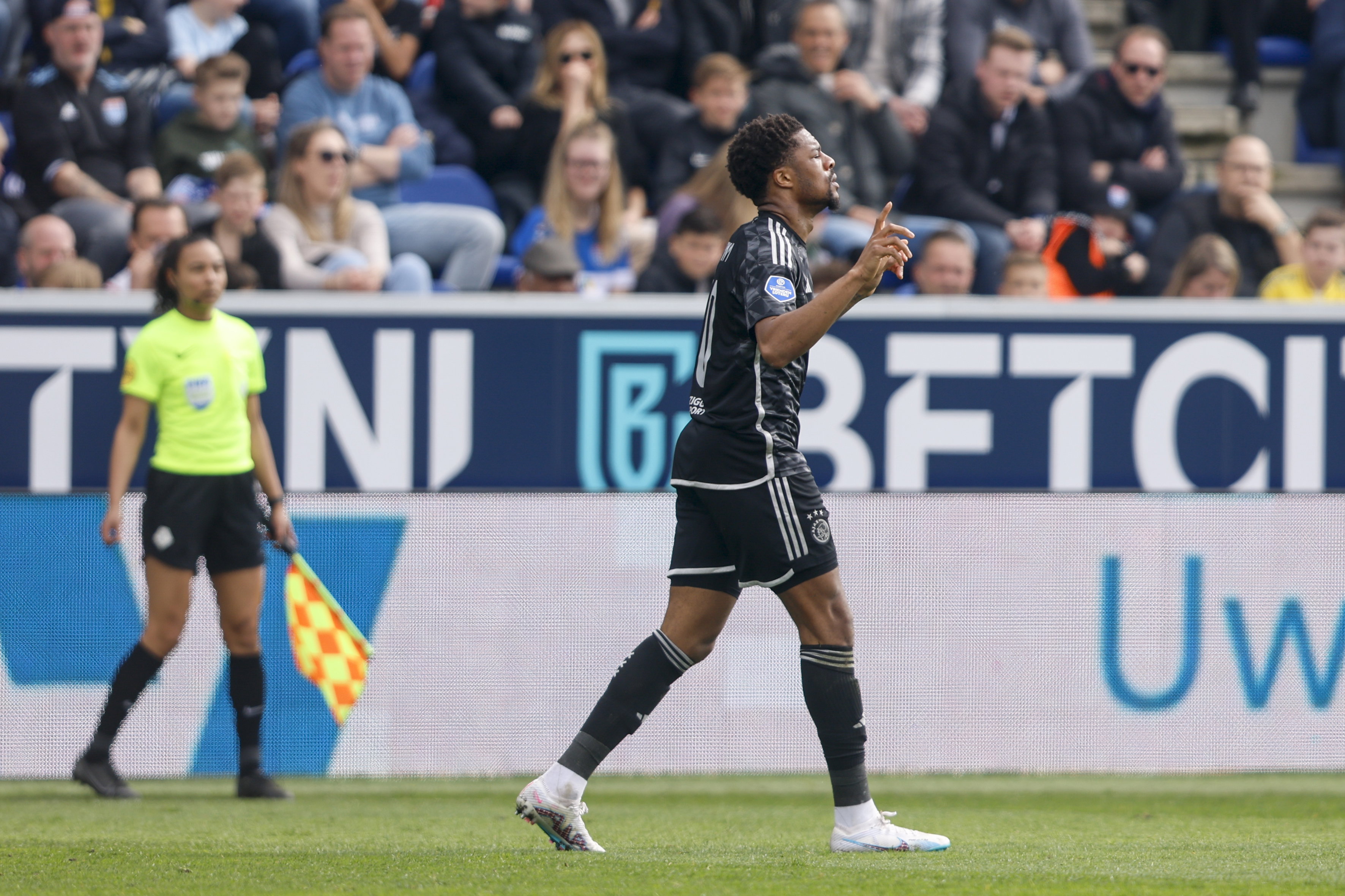 Chuba Akpom tegen PEC Zwolle