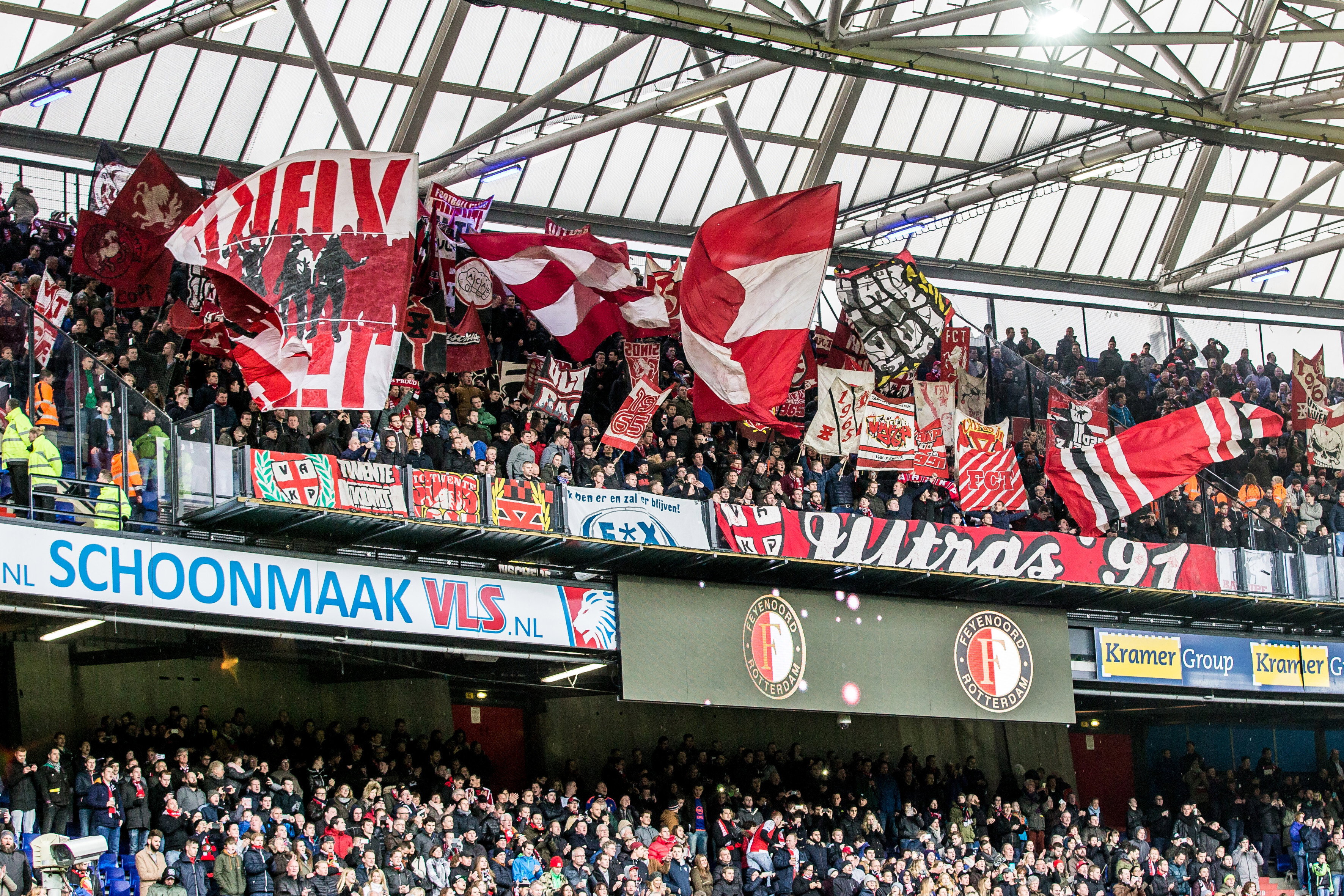 Supporters van FC Twente in het uitvak bij Feyenoord