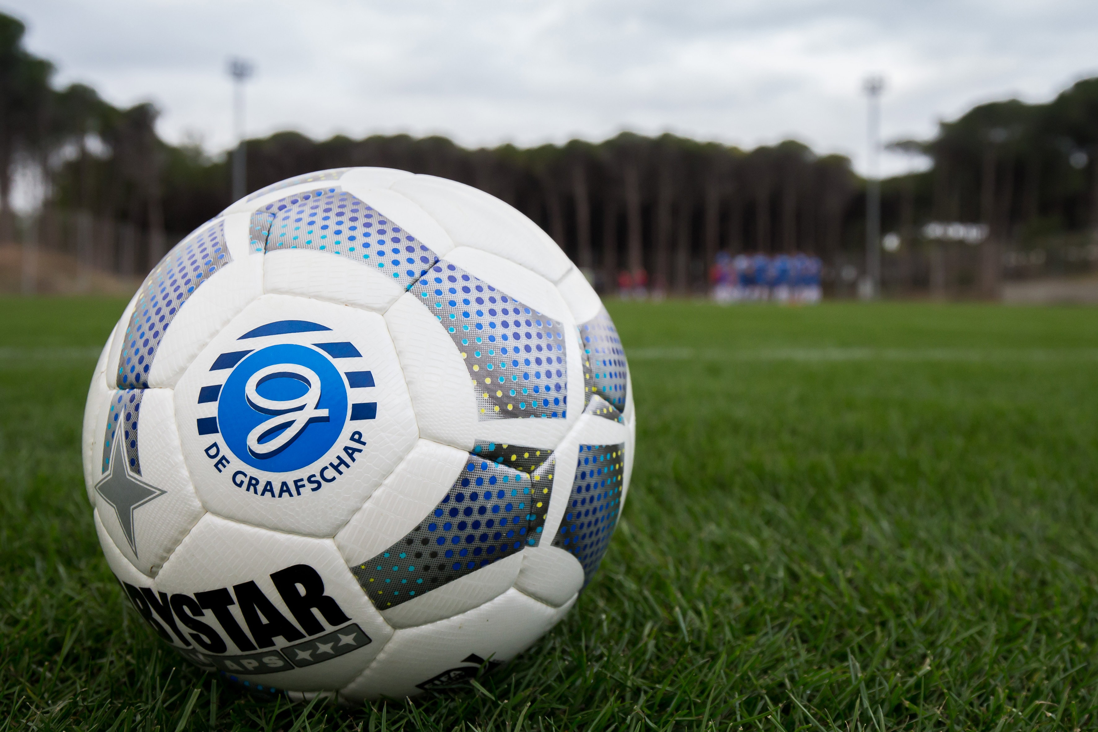 Het logo van De Graafschap op een bal