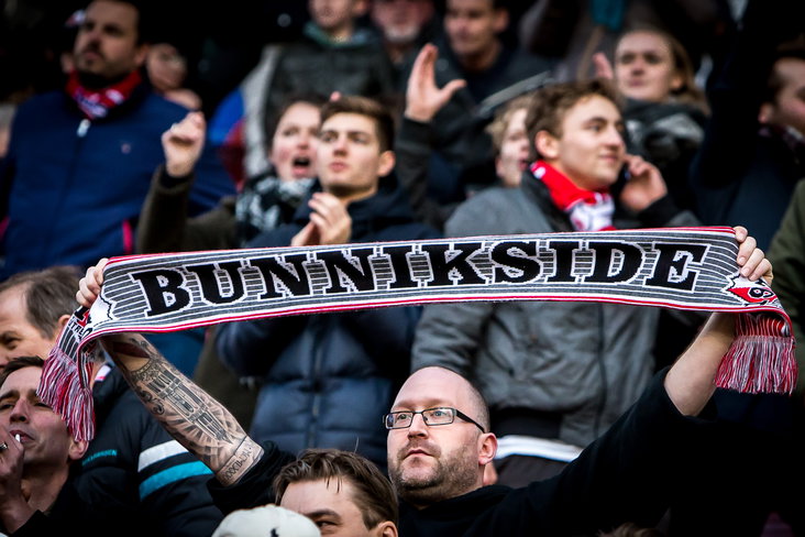 Een FC Utrecht-supporter met sjaal van de Bunnikside