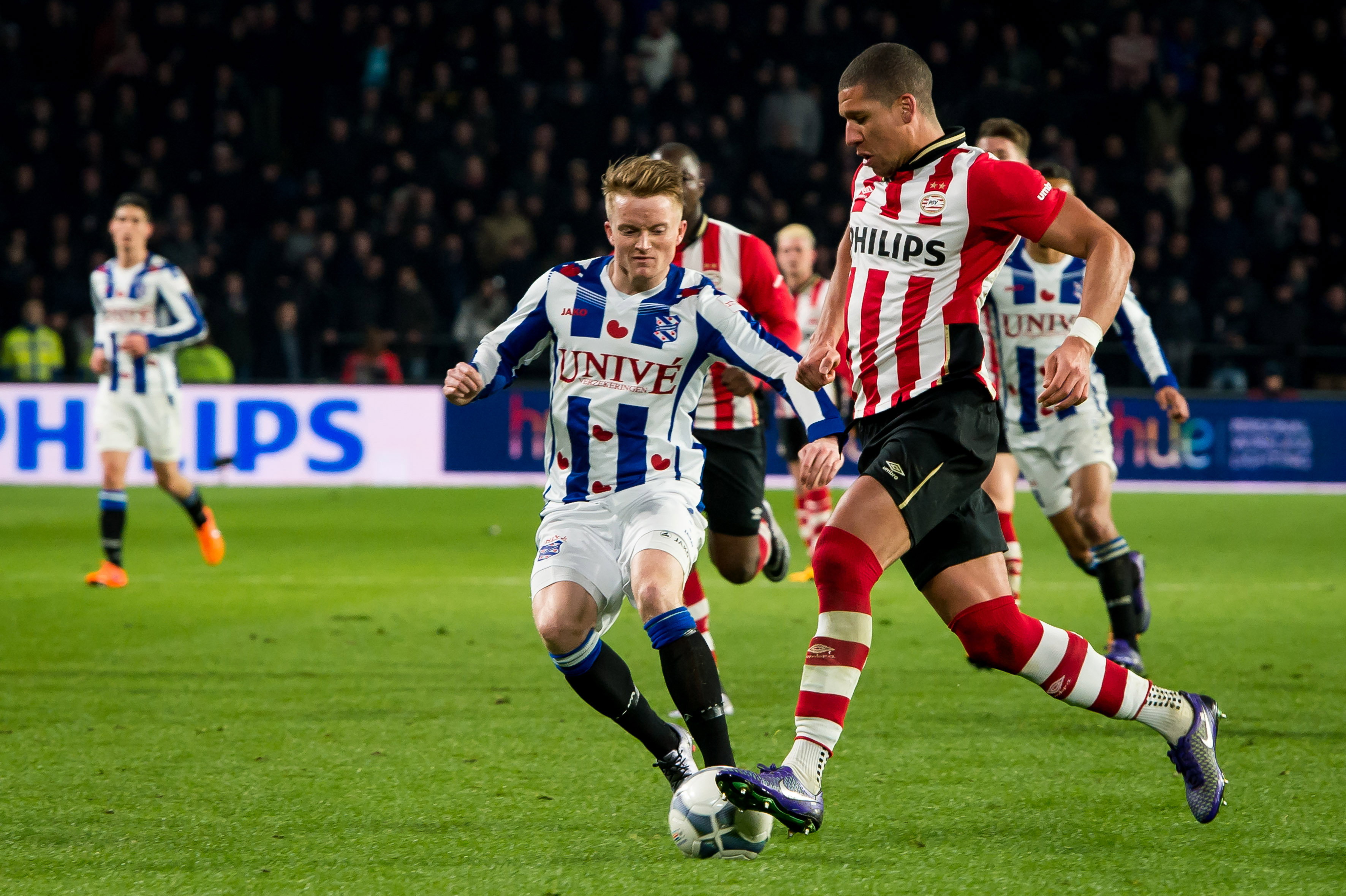 Jeffrey Bruma in gevecht om de bal met Sam Larsson