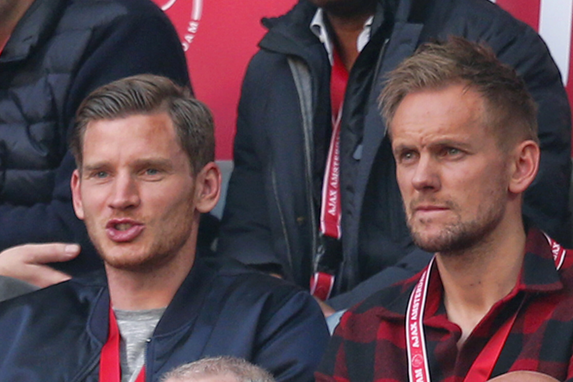 Jan Vertonghen en Siem de Jong op de tribune bij Ajax