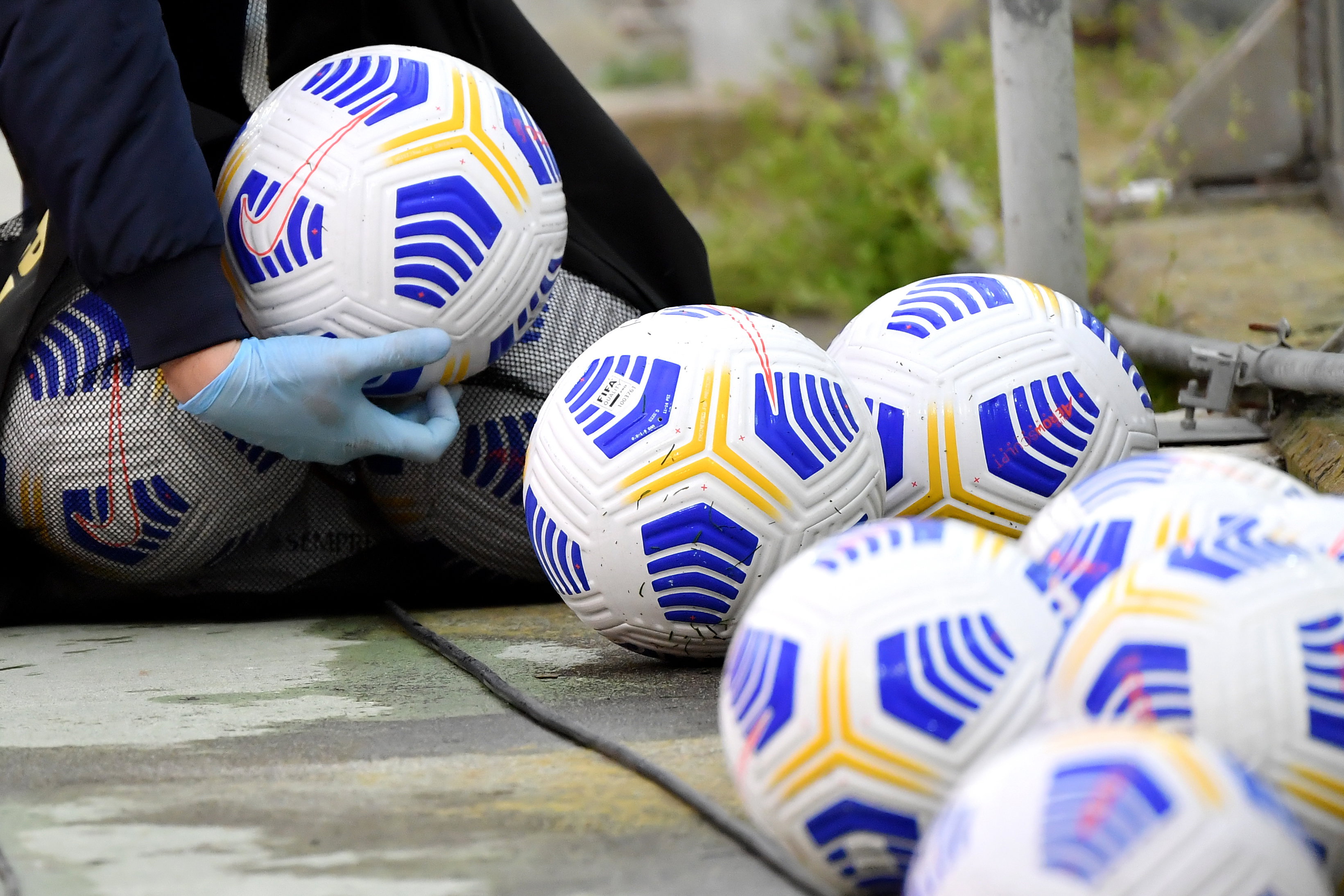 Een ballenjongen doet ballen in een zak