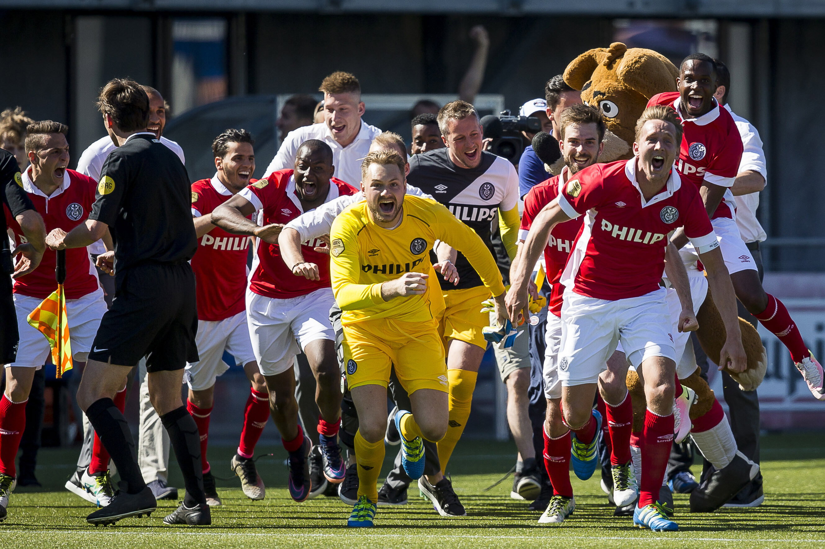 Ontlading bij PSV na het laatste fluitsignaal bij De Graafschap-Ajax in 2016