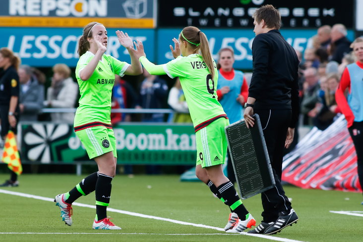 Mandy Versteegt komt het veld op
