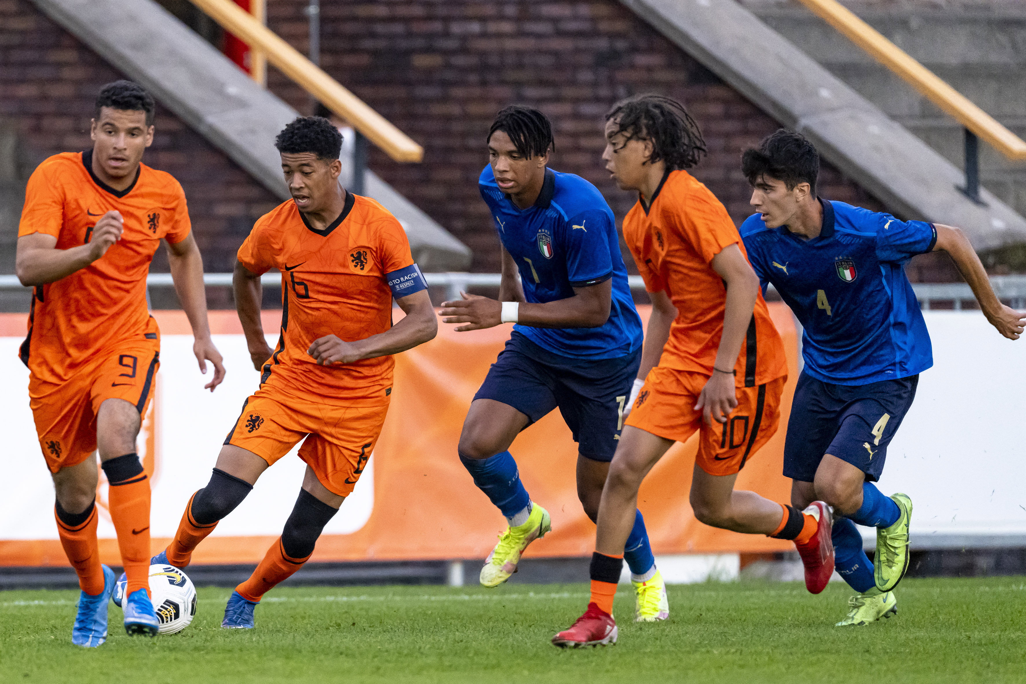 Ilyas El Moussaoui (links) bij Oranje O18