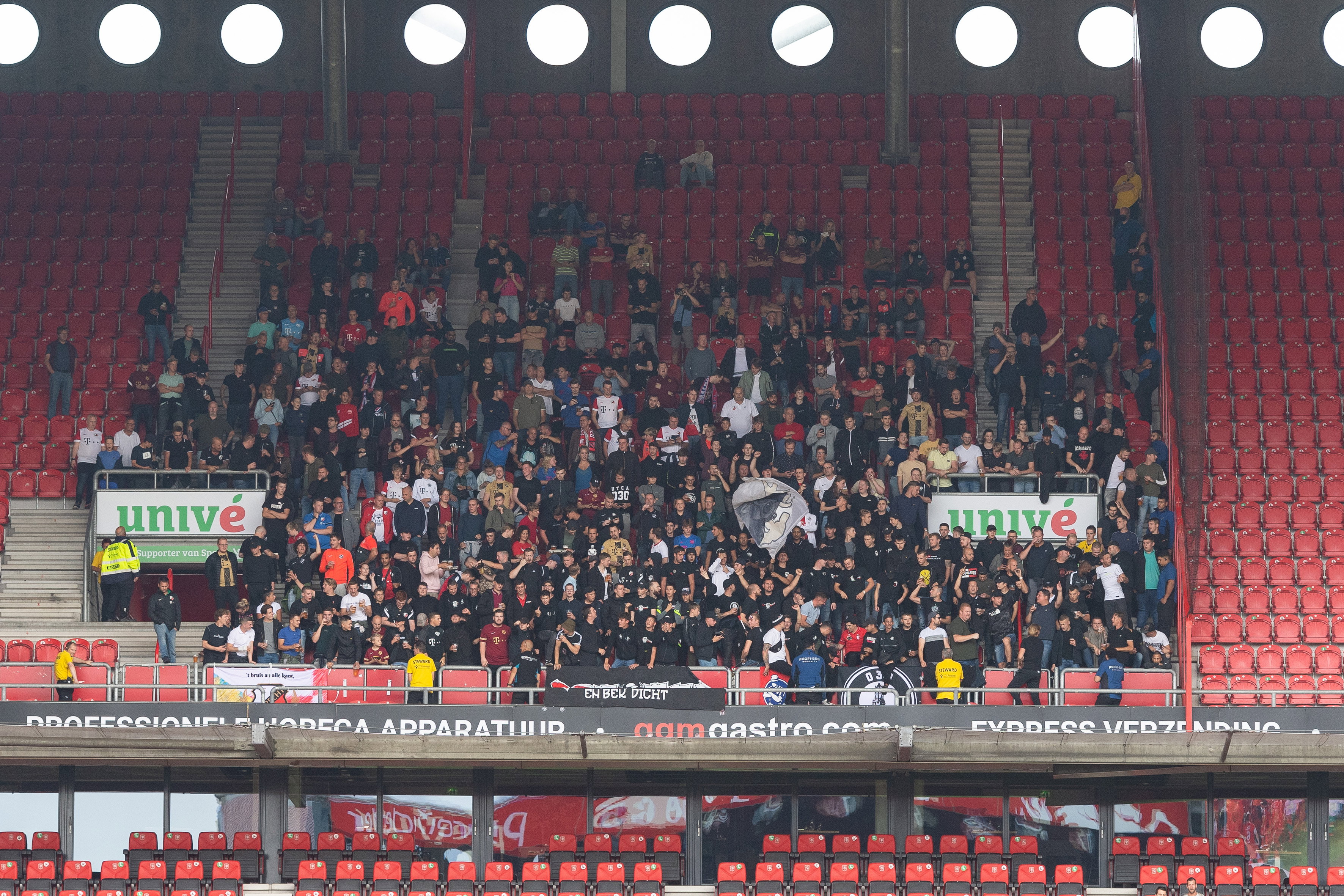 Supporters van FC Utrecht in het uitvak bij FC Twente