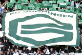 Het logo van FC Groningen op een banner op de tribune