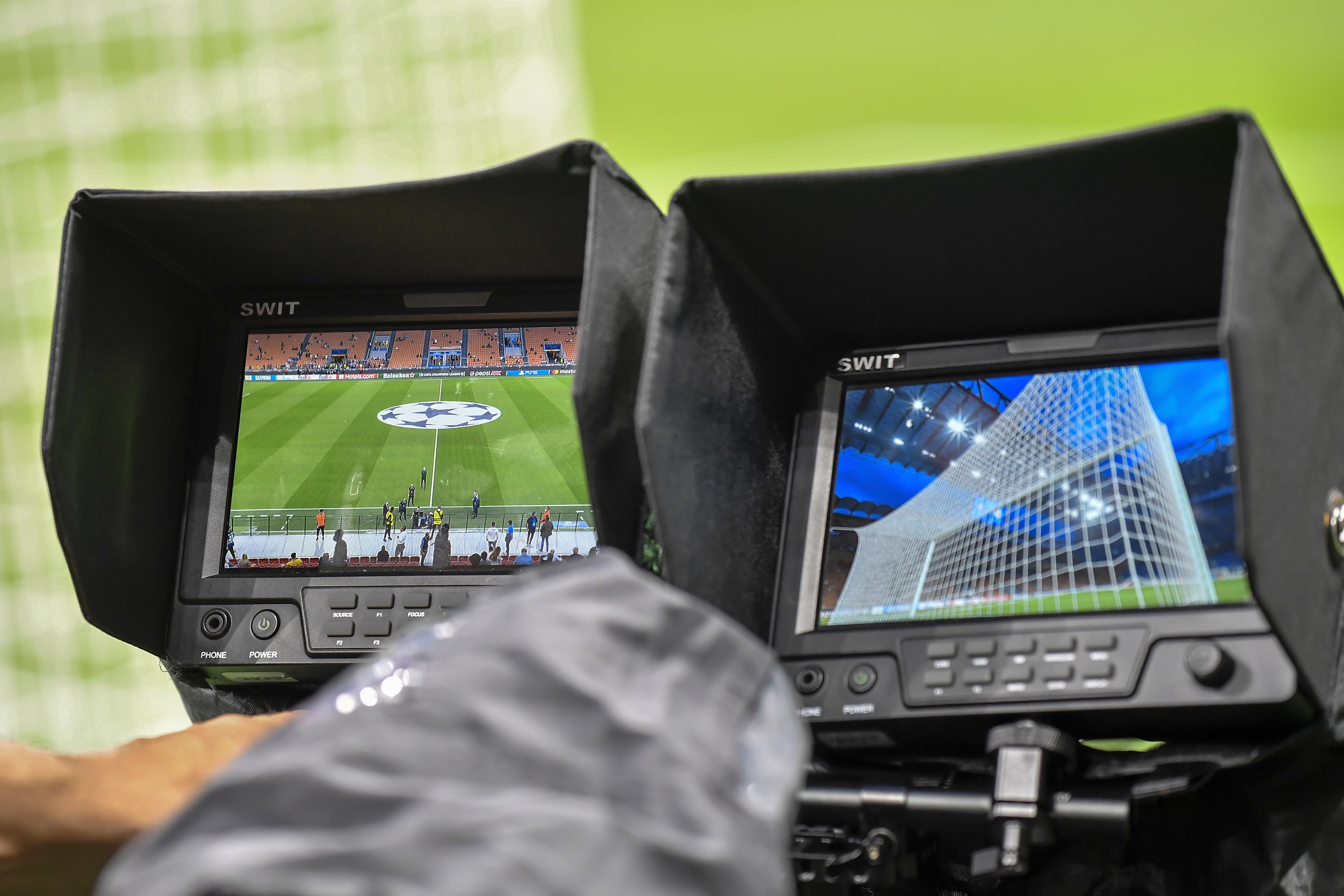 Een camera bij het voetbalveld