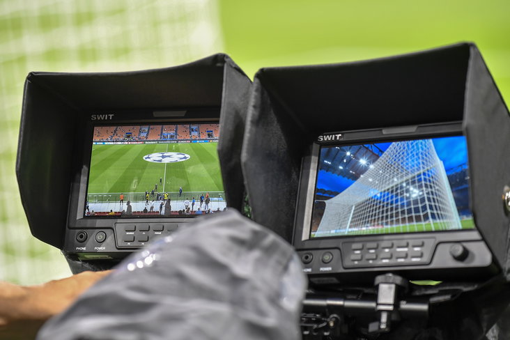 Een camera bij het voetbalveld