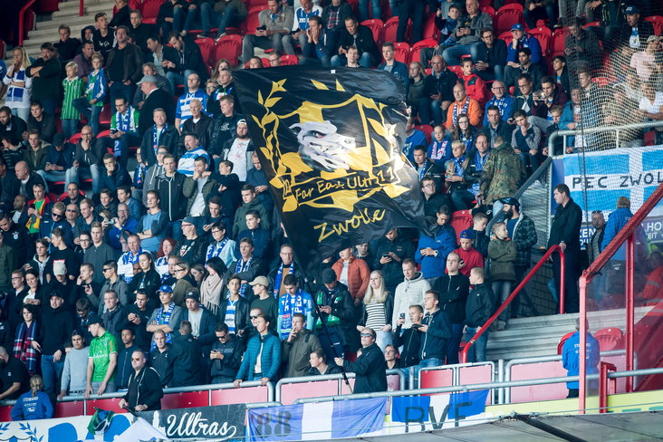 Fans van PEC Zwolle in het uitvak van FC Twente