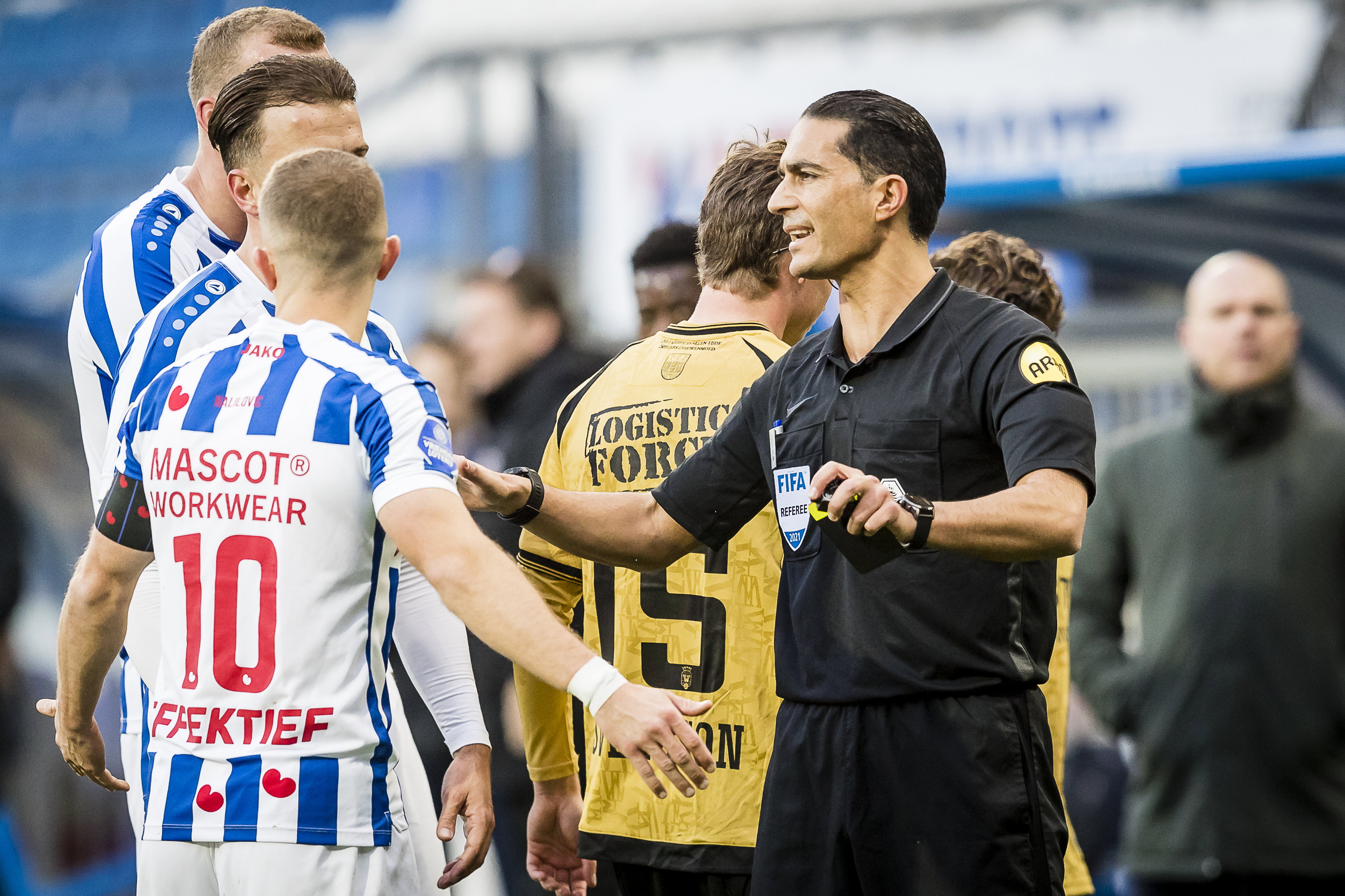 Serdar Gözübüyük in discussie met spelers van SC Heerenveen