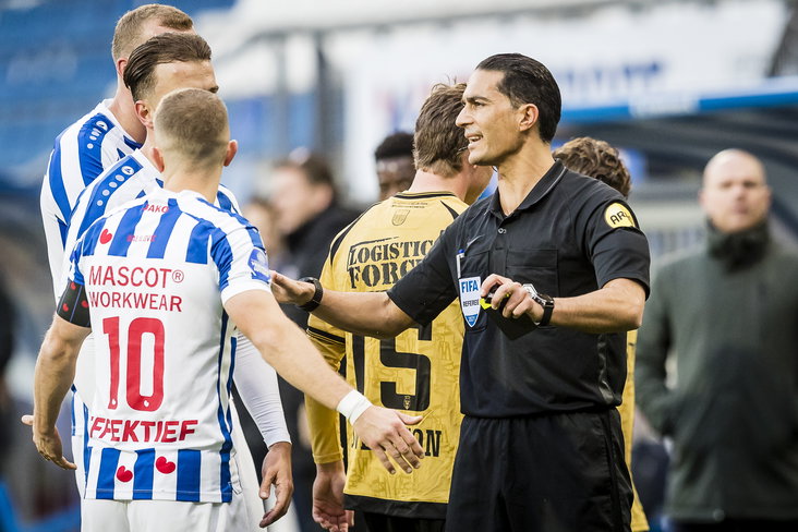 Serdar Gözübüyük in discussie met spelers van SC Heerenveen