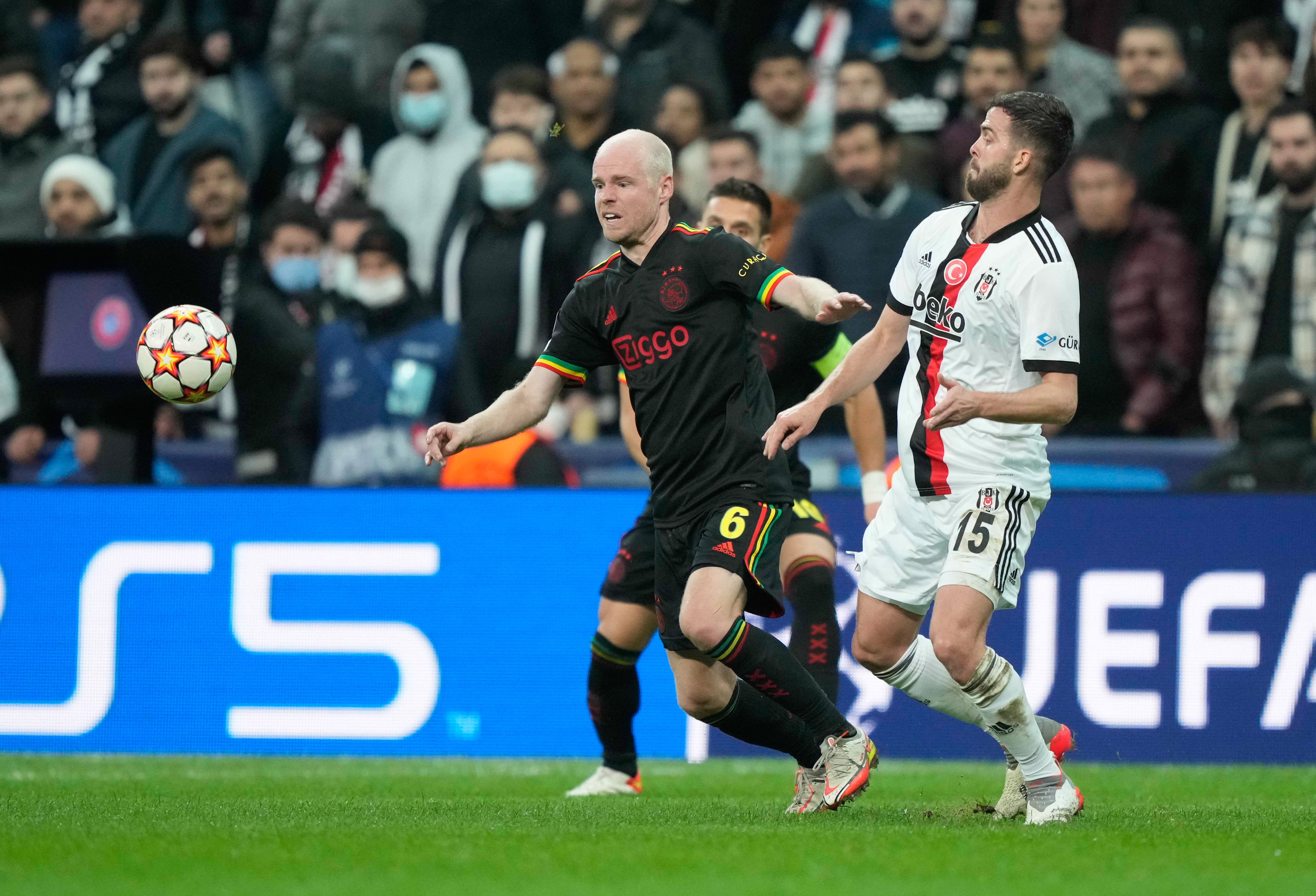Miralem Pjanic in duel met Davy Klaassen