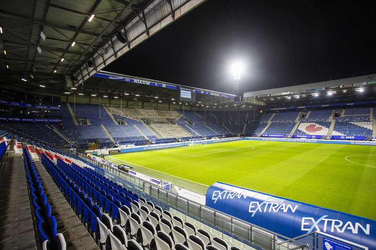 De noord-tribune van het Abe Lenstra Stadion