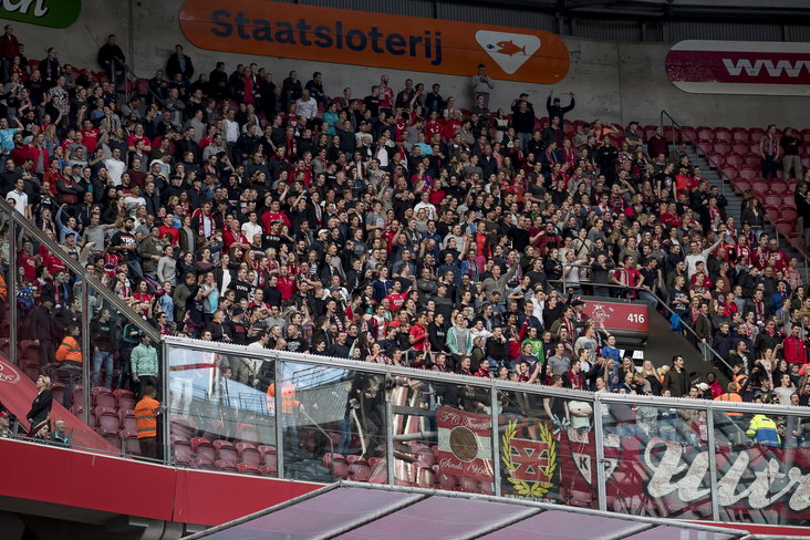 FC Twente-supporters in het uitvak bij Ajax