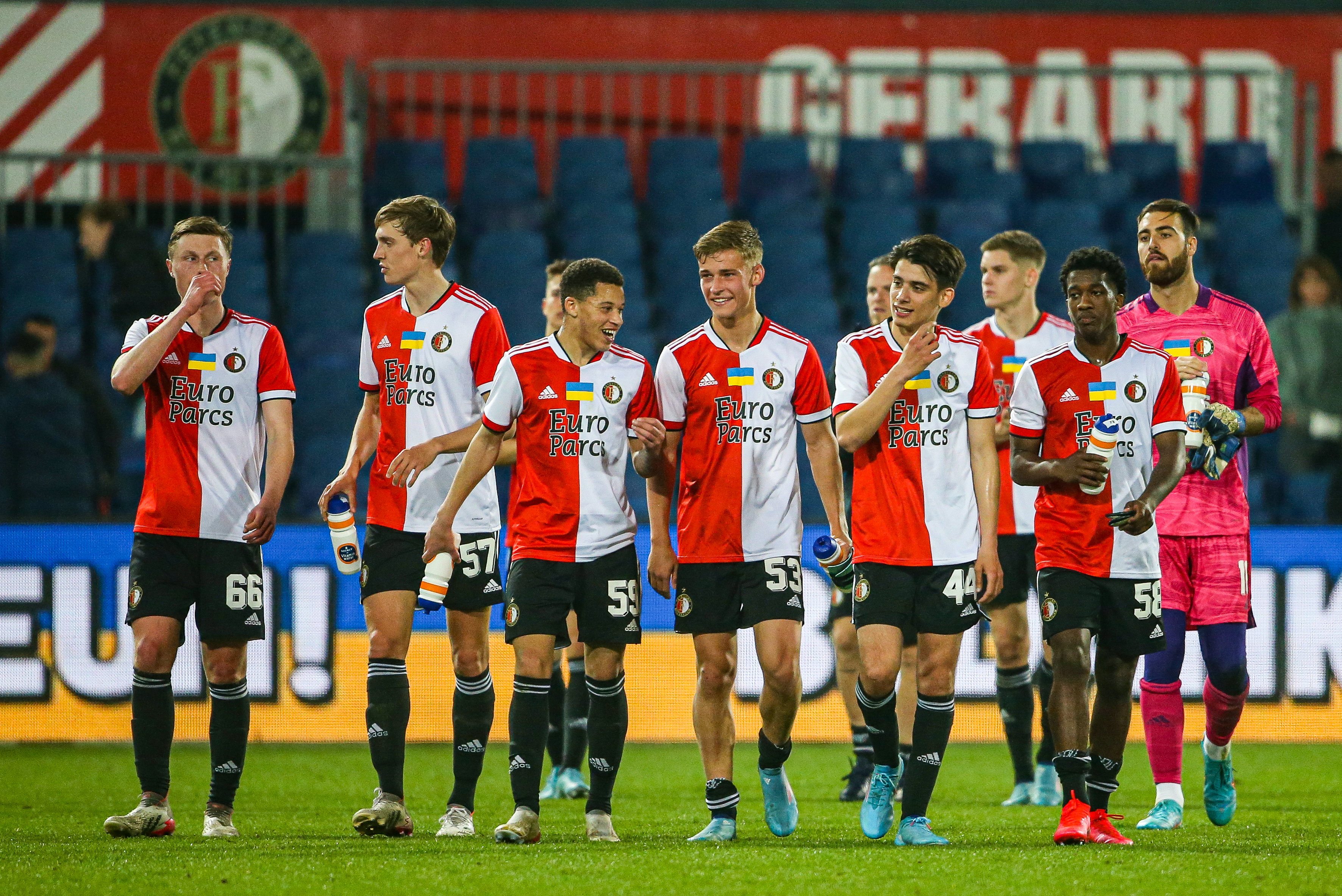 Milan Hokke (compleet links) in het shirt van Feyenoord
