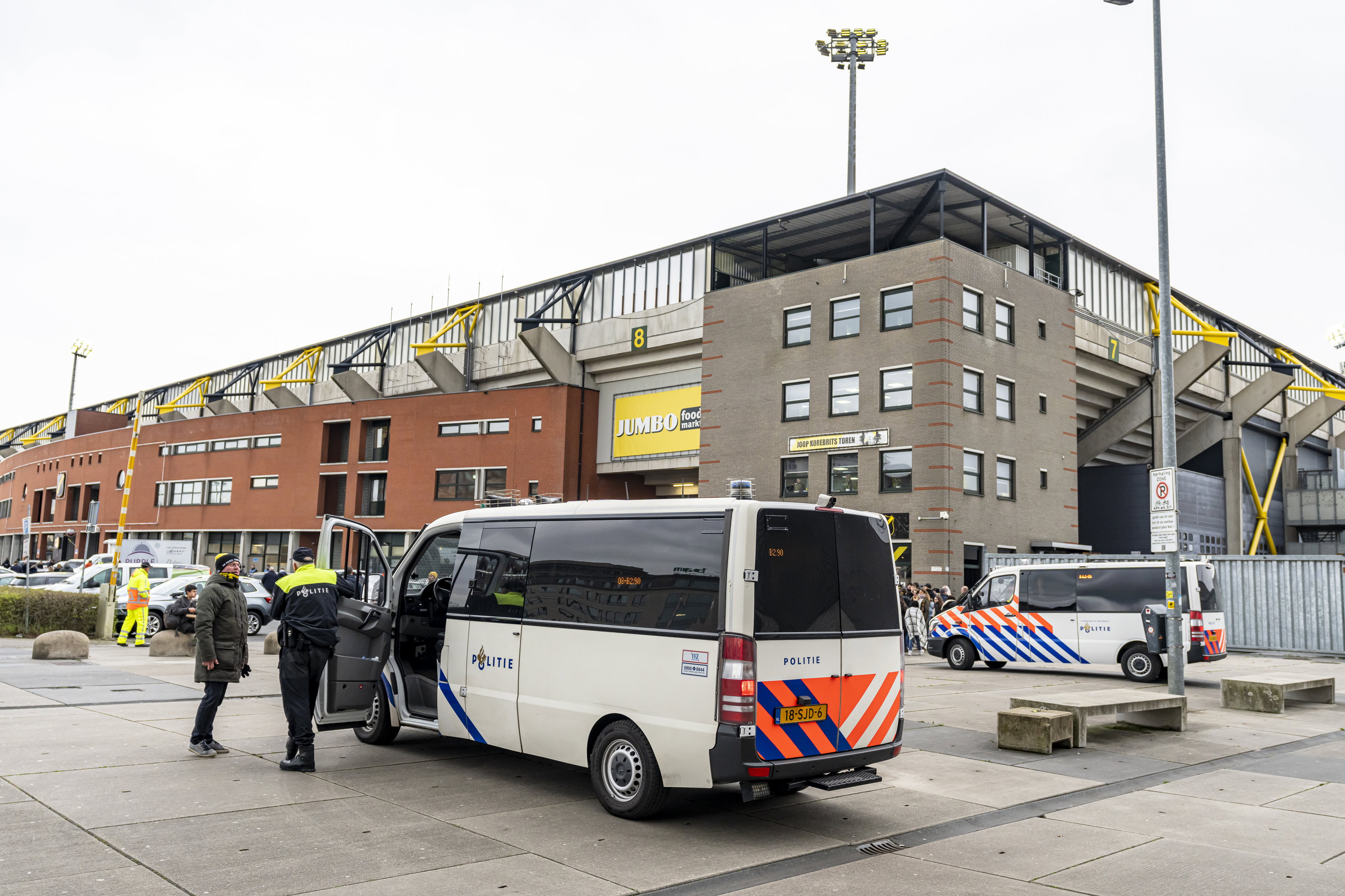 Politie bij het Rat Verlegh Stadion van NAC Breda