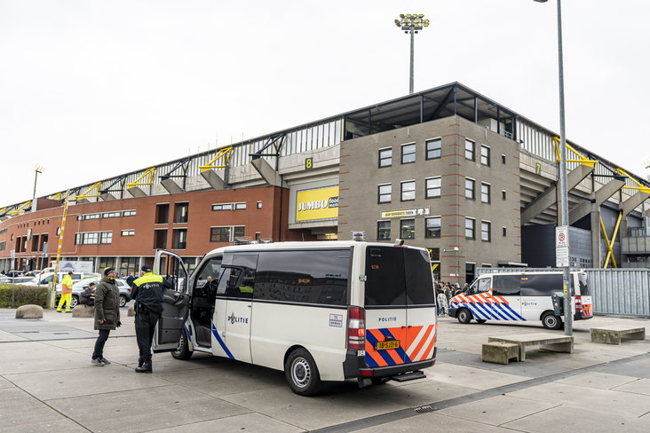 Politie bij het Rat Verlegh Stadion van NAC Breda