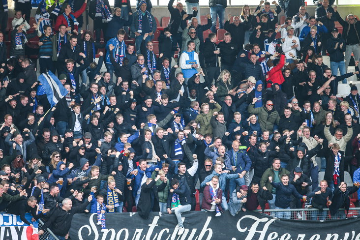 Fans van Heerenveen in het uitvak bij Sparta