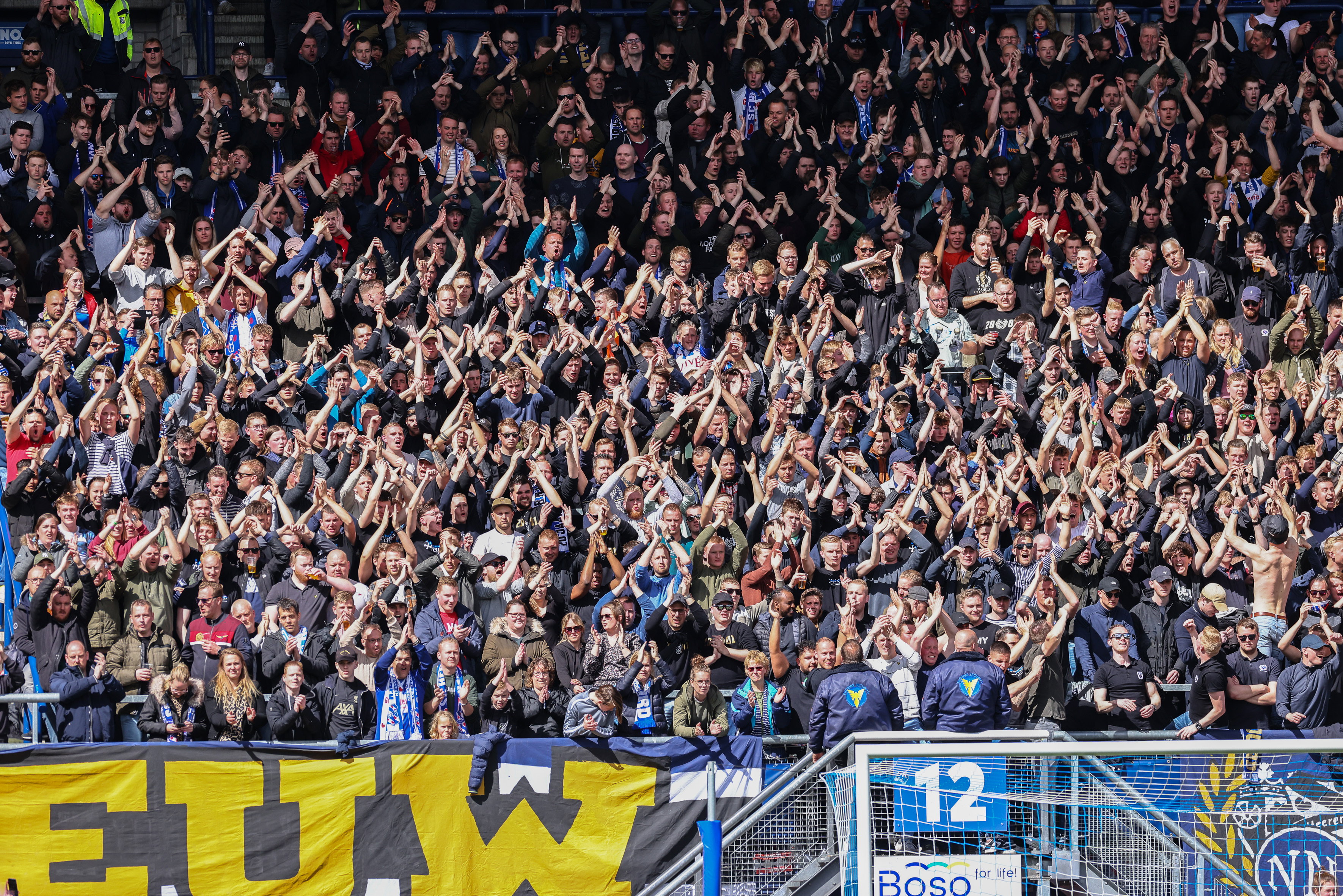 Sfeer bij de supporters van SC Heerenveen op Nieuw Noord