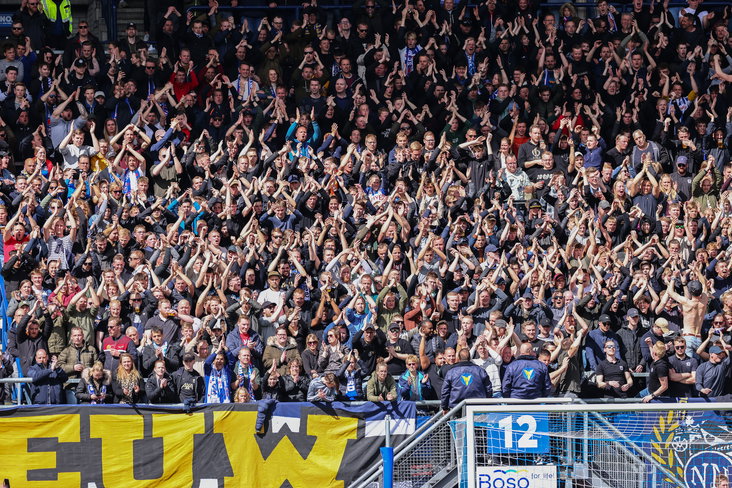 Sfeer bij de supporters van SC Heerenveen op Nieuw Noord