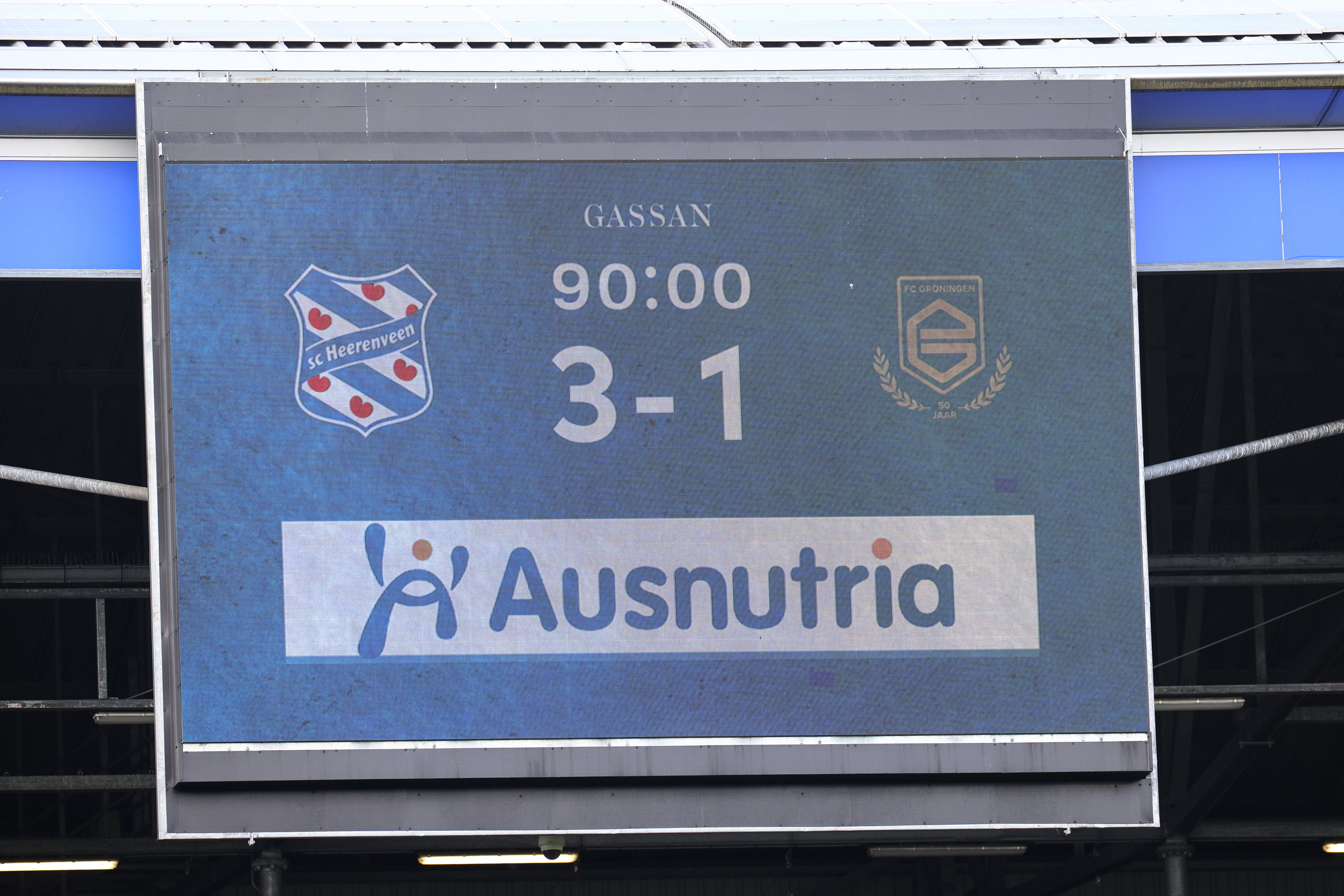 Scorebord met de uitslag van SC Heerenveen - FC Groningen