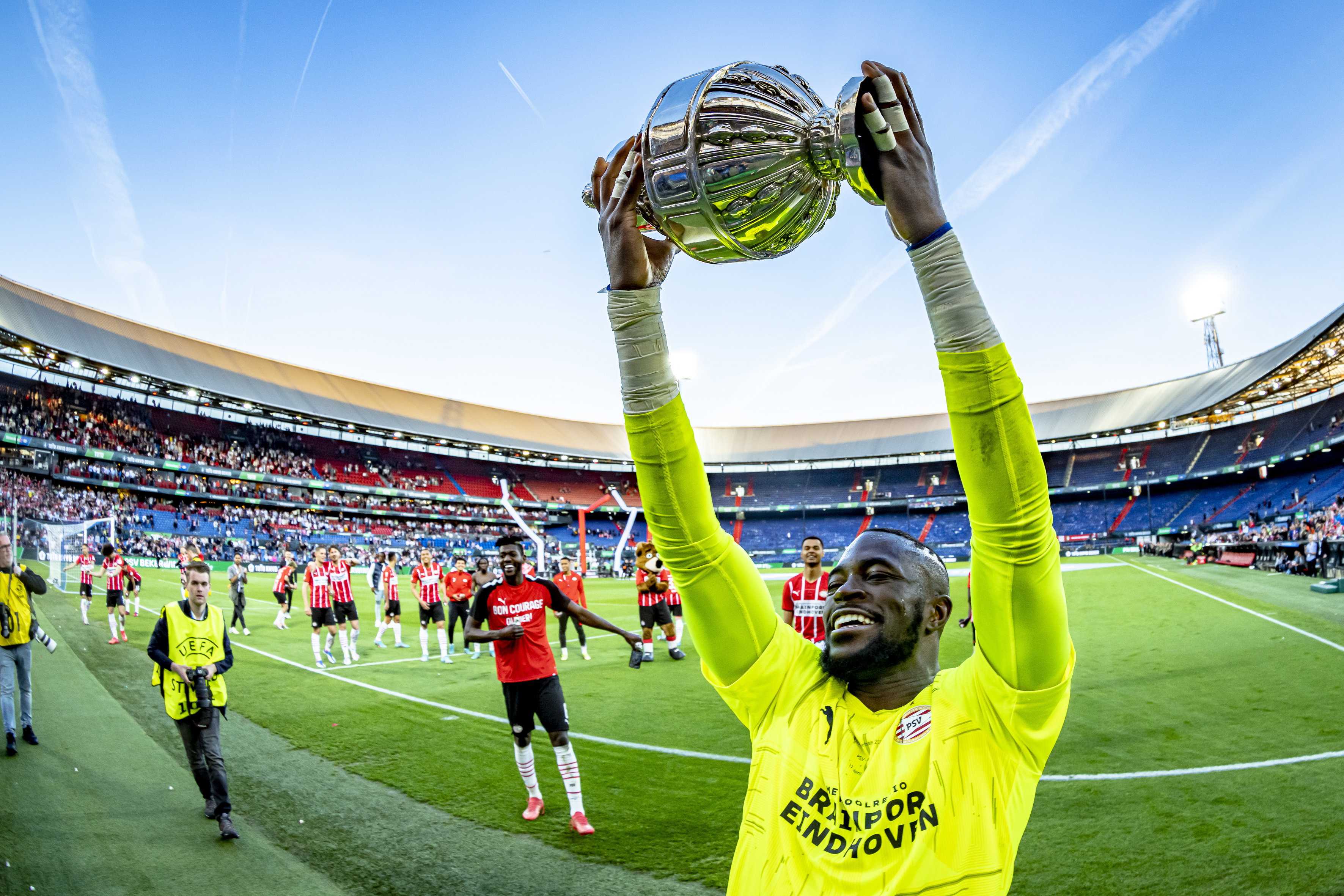 Yvon Mvogo met de KNVB Beker