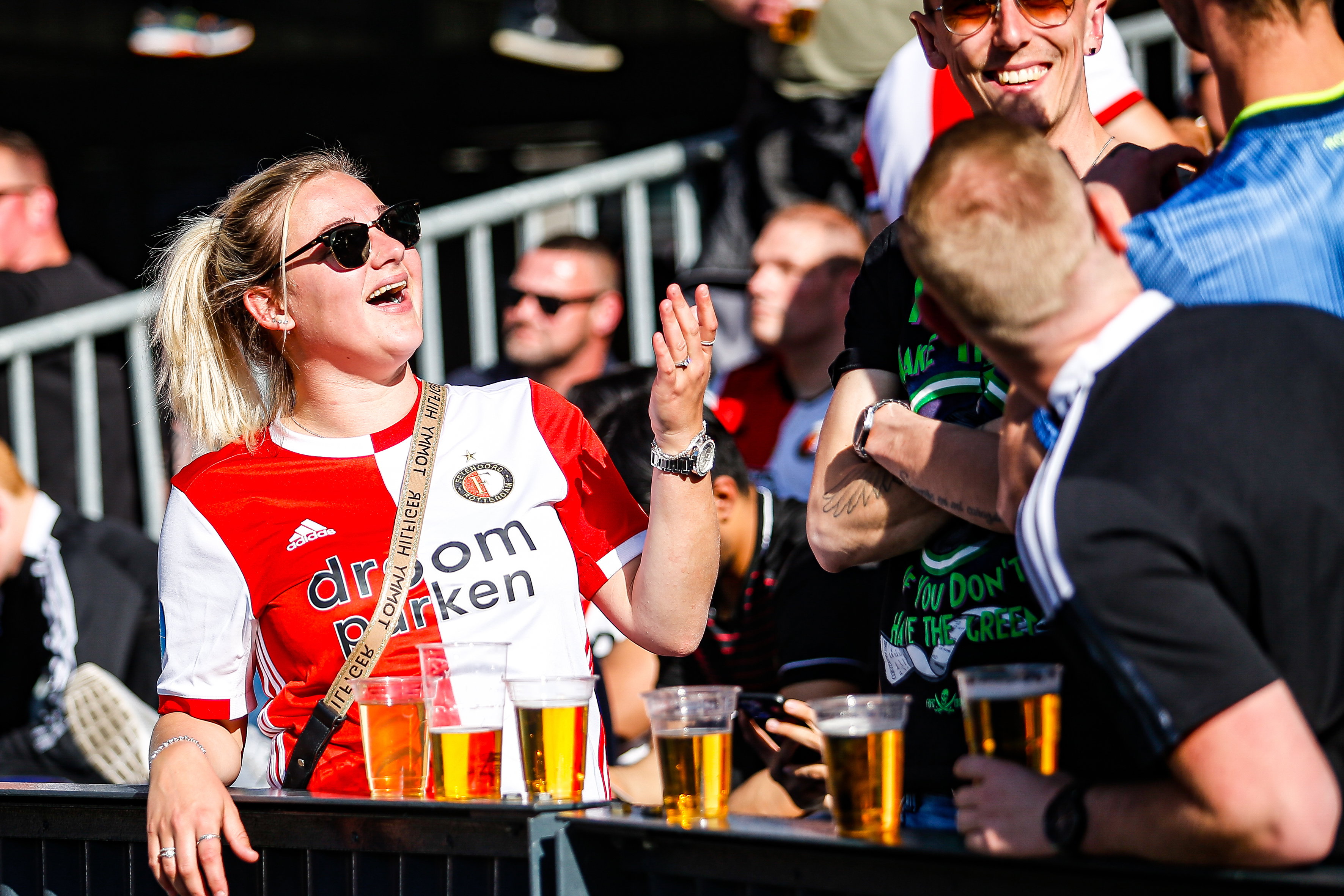 Supporters van Feyenoord met een biertje