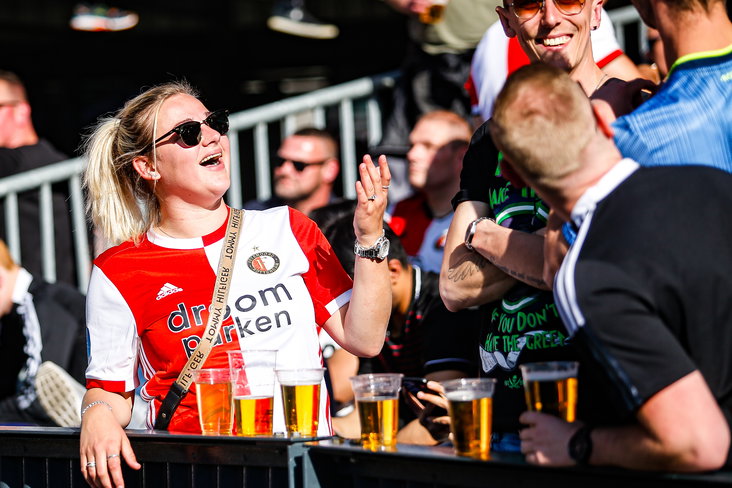 Supporters van Feyenoord met een biertje