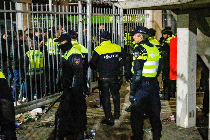 Politie bij het voetbalstadion