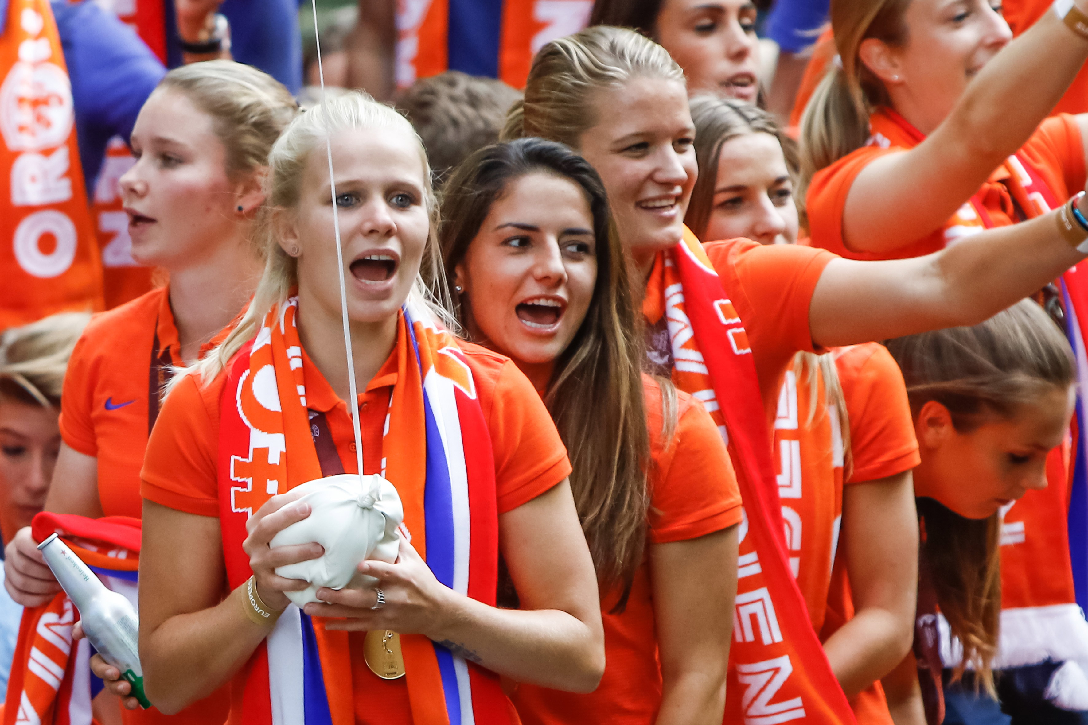 Daniëlle van de Donk en Kika van Es vieren feest na het gewonnen EK van 2017