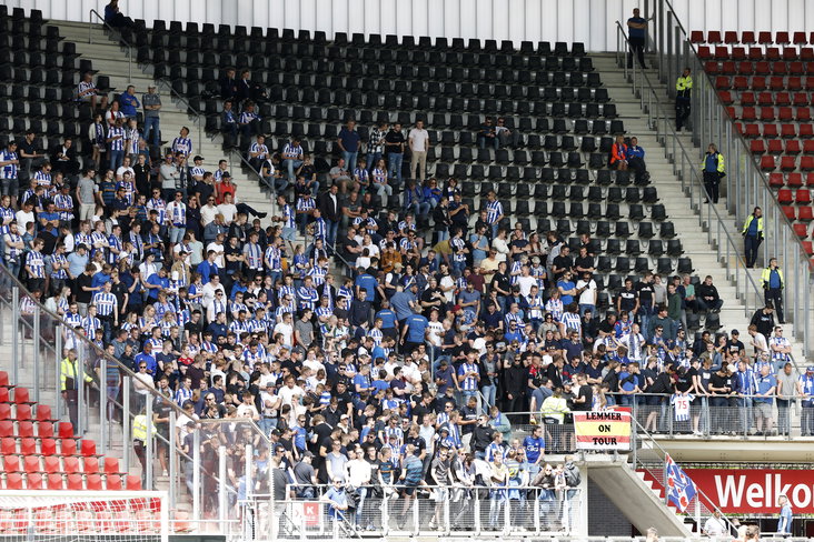 SC Heerenveen-fans in het stadion van AZ