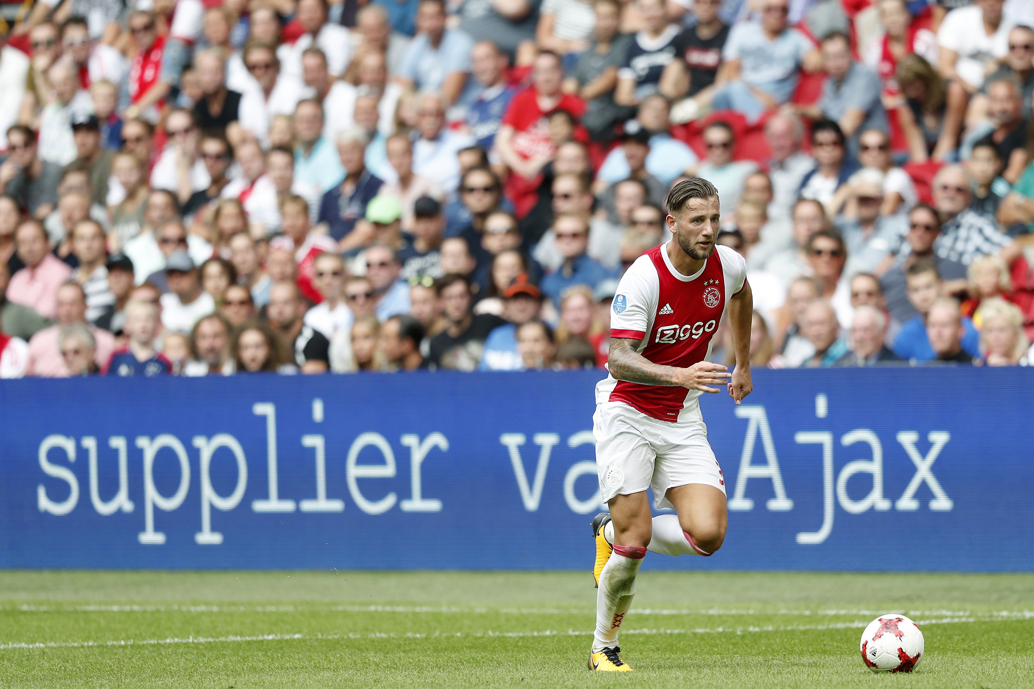 Mitchell Dijks in actie voor Ajax