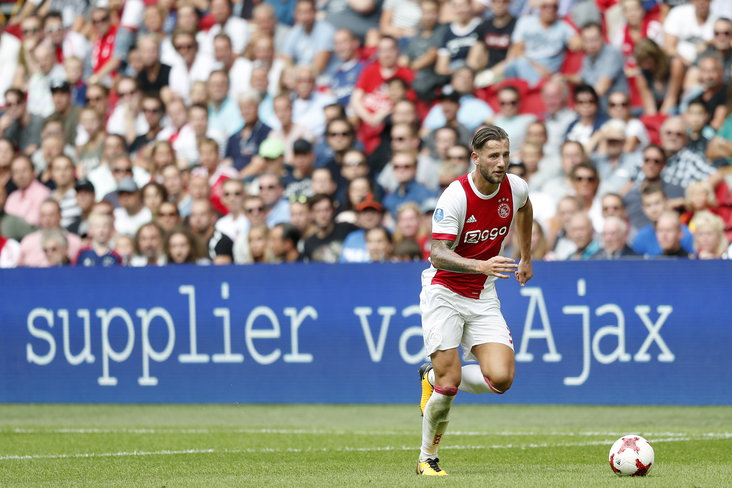 Mitchell Dijks in actie voor Ajax