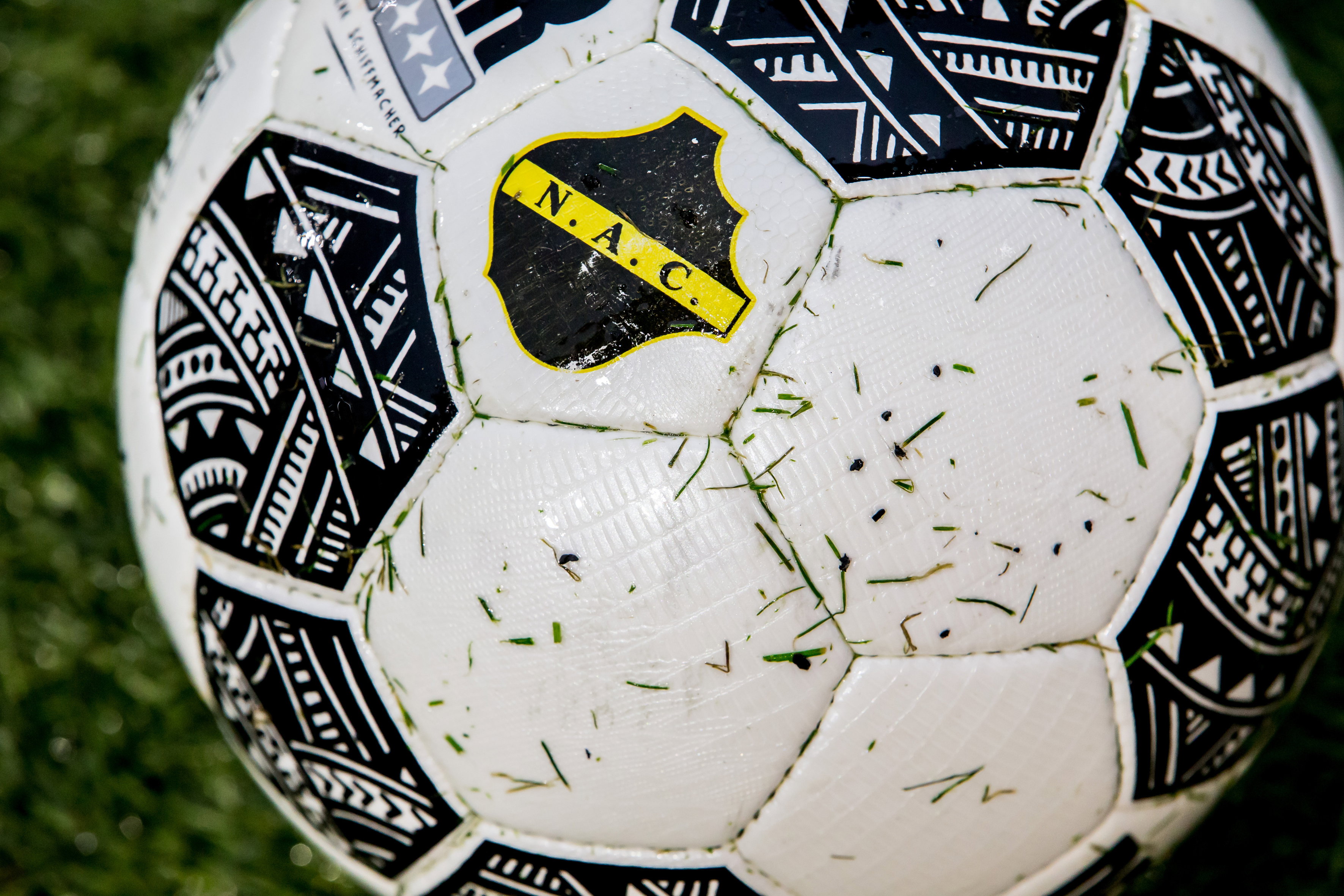 Een bal met het logo van NAC Breda