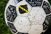 Een bal met het logo van NAC Breda