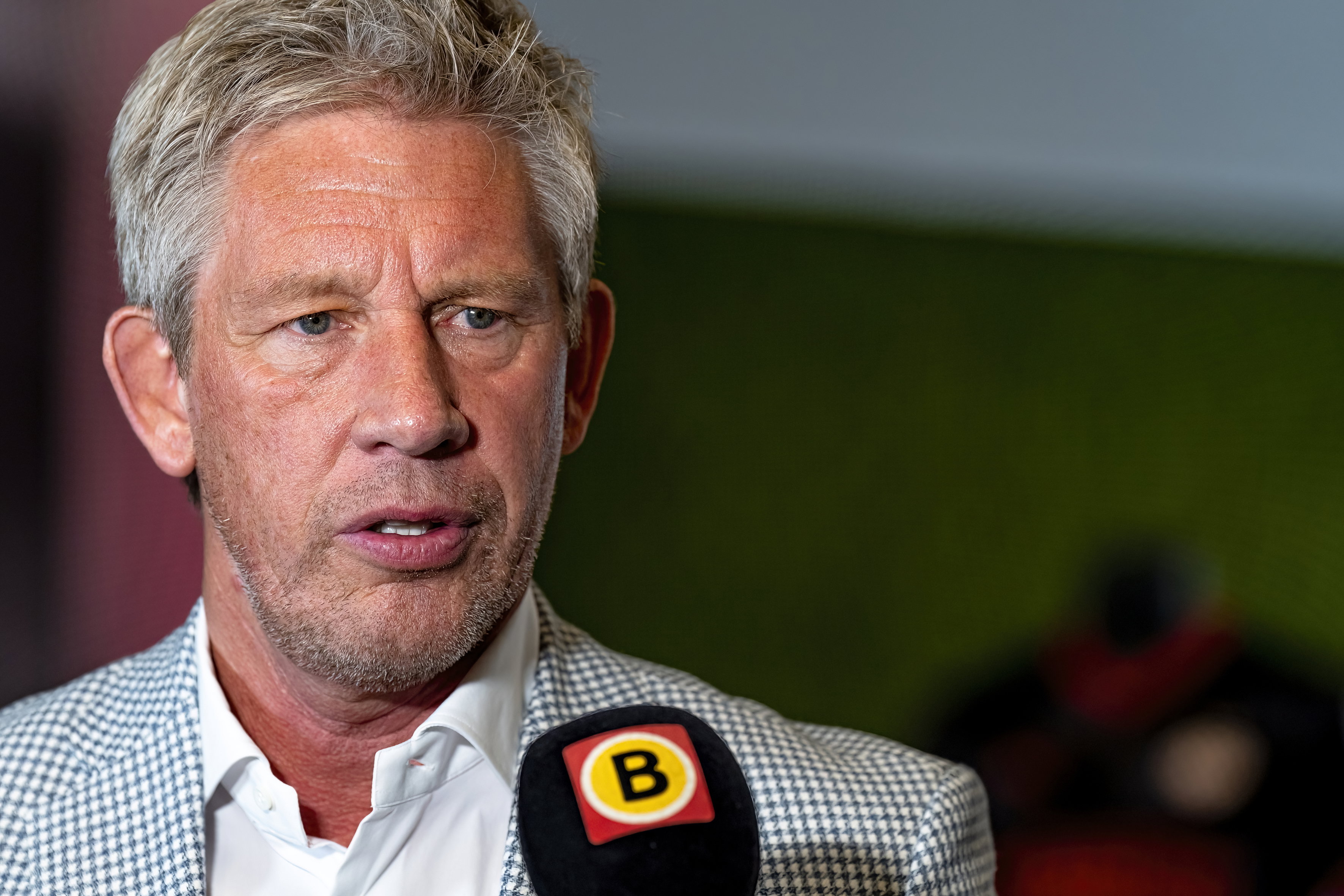 Marcel Brands voor de microfoon van Omroep Brabant