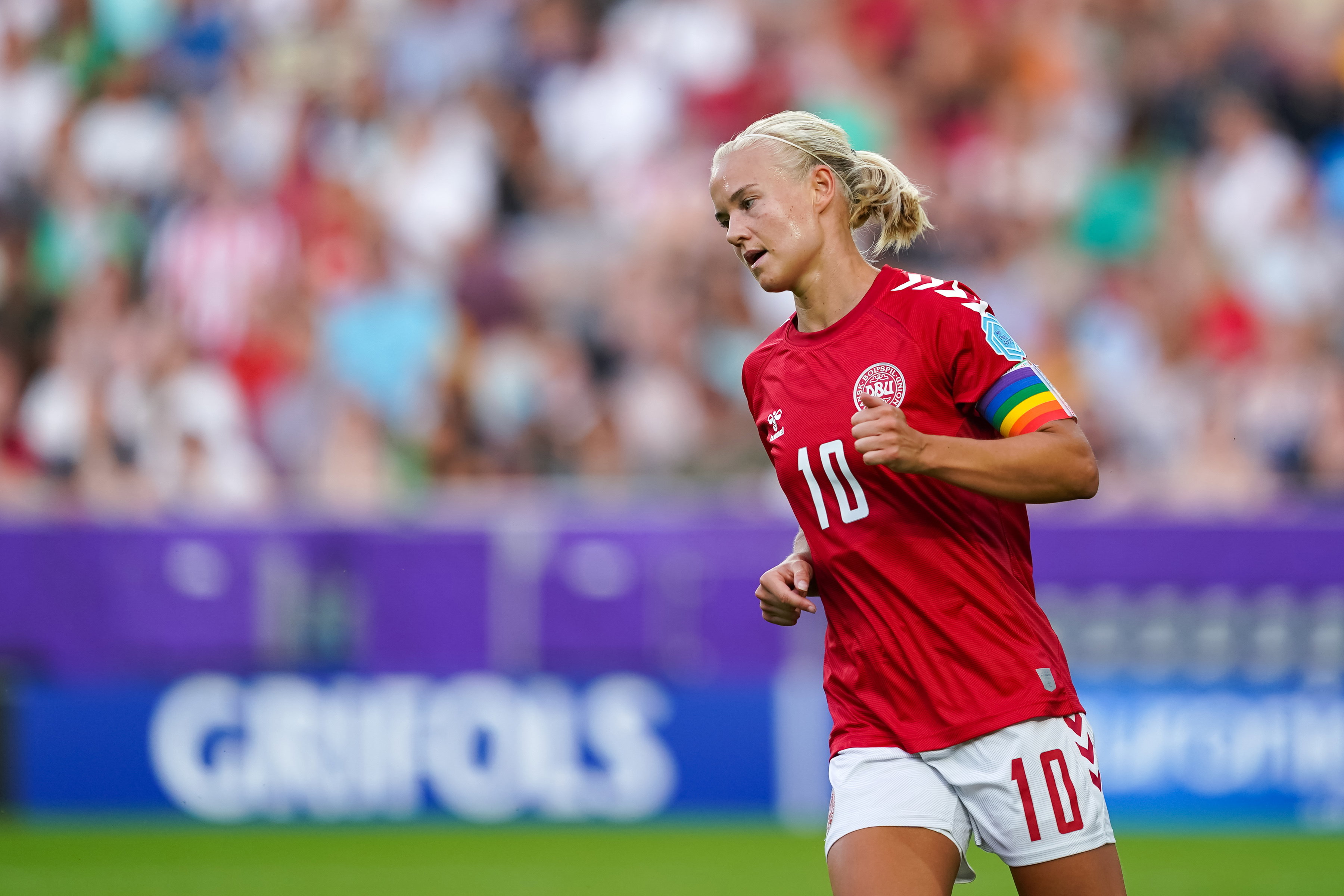 Pernille Harder (Denemarken) in actie op het EK