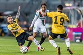 El Khayati in duel met voormalig NAC-spelers Angeliño en Manu García