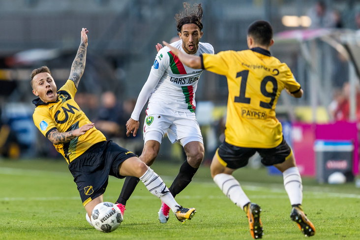 El Khayati in duel met voormalig NAC-spelers Angeliño en Manu García