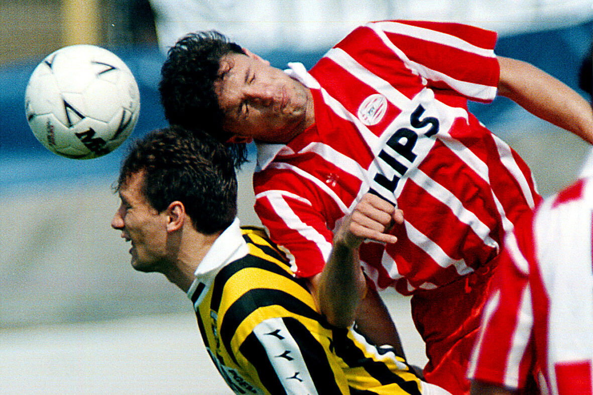 Gheorghe Popescu wint een kopduel van oud-PSV'er Hans Gillhaus