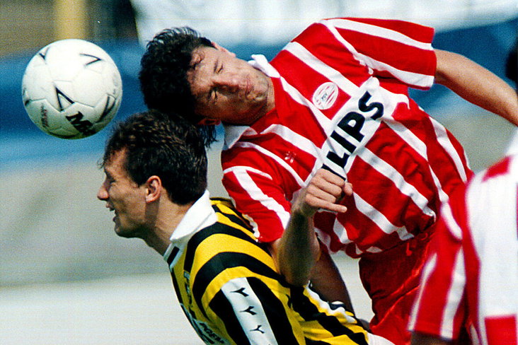 Gheorghe Popescu wint een kopduel van oud-PSV'er Hans Gillhaus