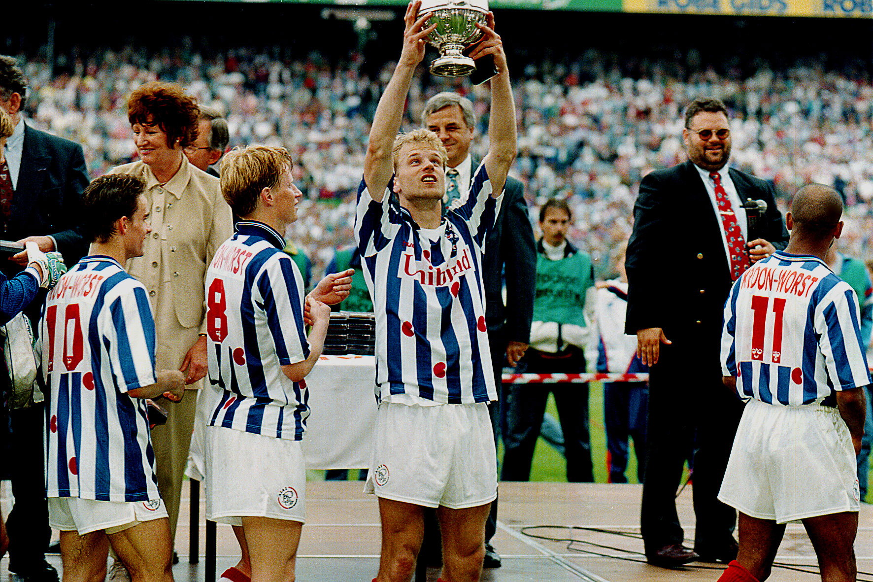 Dennis Bergkamp tilt de KNVB Beker omhoog in een SC Heerenveen-shirt