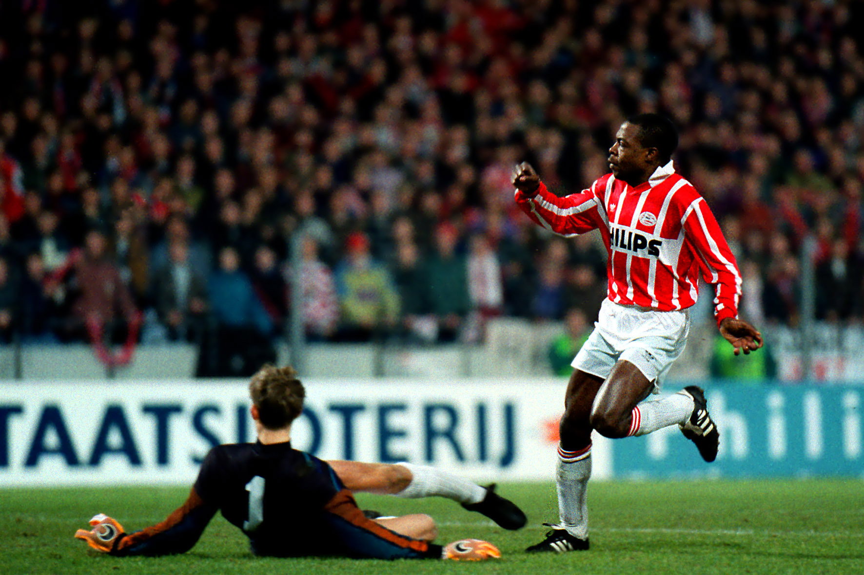 Kalusha in duel met Edwin van der Sar